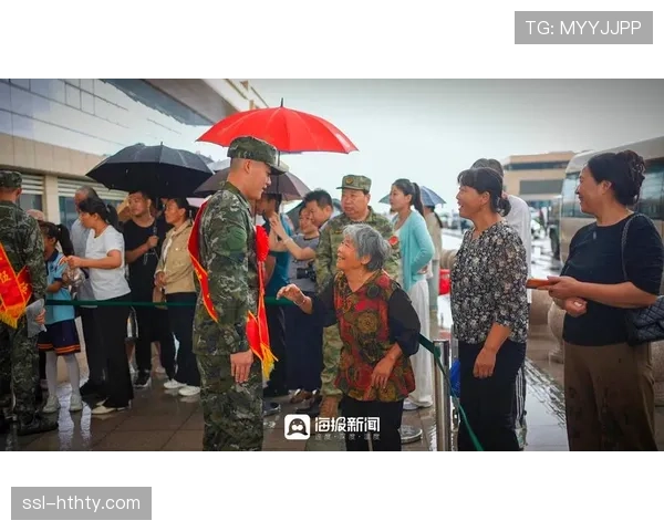 现场观察：马赛主场球迷展示致敬横幅，送别即将离任的俱乐部传奇